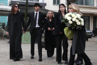 Κηδεία Μαρινέλλας: Τα δάκρυα της κόρης και των εγγονιών της - Η συγκίνηση Ζαχαράτου [εικόνες - βίντεο]